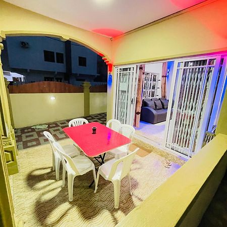 Rs Villas - Three Bedrooms Share Apartment With Private Room And Free Wifi And 100Mts To The Beach And Ac And 100Mts To Bus Stop And Pool Flic en Flac Exterior foto