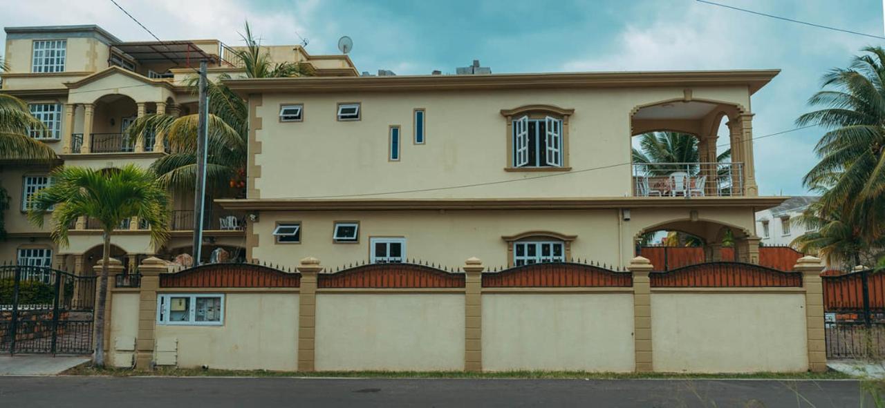 Rs Villas - Three Bedrooms Share Apartment With Private Room And Free Wifi And 100Mts To The Beach And Ac And 100Mts To Bus Stop And Pool Flic en Flac Exterior foto