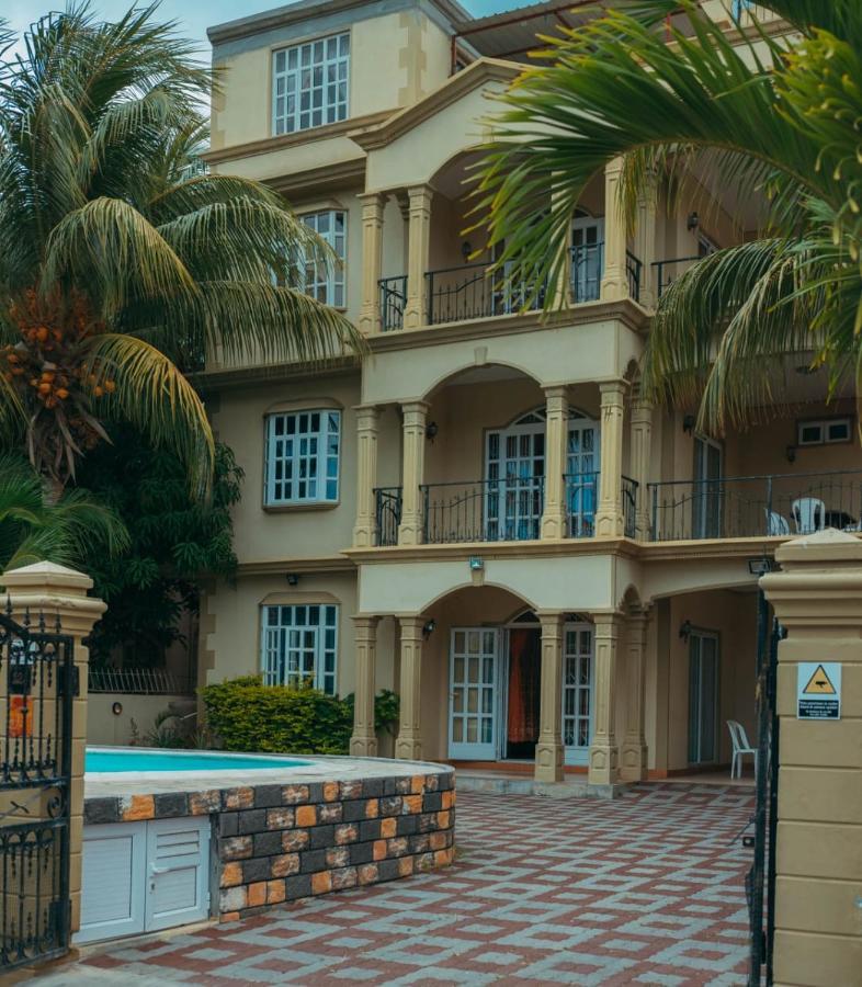 Rs Villas - Three Bedrooms Share Apartment With Private Room And Free Wifi And 100Mts To The Beach And Ac And 100Mts To Bus Stop And Pool Flic en Flac Exterior foto