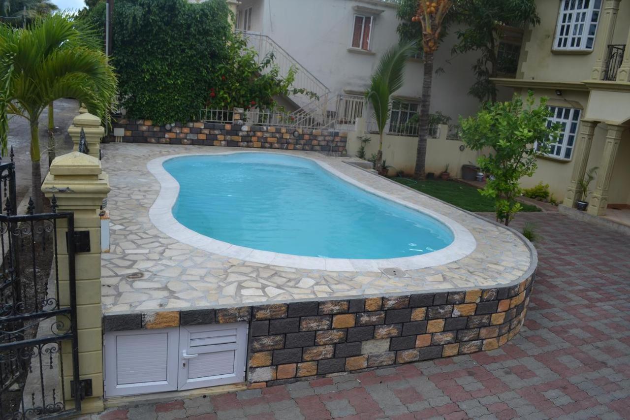 Rs Villas - Three Bedrooms Share Apartment With Private Room And Free Wifi And 100Mts To The Beach And Ac And 100Mts To Bus Stop And Pool Flic en Flac Exterior foto