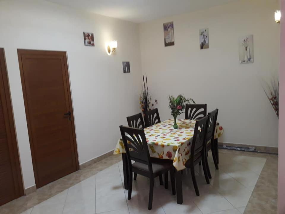 Rs Villas - Three Bedrooms Share Apartment With Private Room And Free Wifi And 100Mts To The Beach And Ac And 100Mts To Bus Stop And Pool Flic en Flac Exterior foto