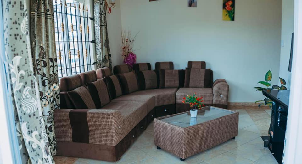 Rs Villas - Three Bedrooms Share Apartment With Private Room And Free Wifi And 100Mts To The Beach And Ac And 100Mts To Bus Stop And Pool Flic en Flac Exterior foto
