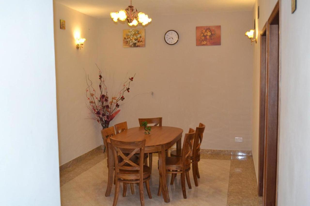 Rs Villas - Three Bedrooms Share Apartment With Private Room And Free Wifi And 100Mts To The Beach And Ac And 100Mts To Bus Stop And Pool Flic en Flac Exterior foto
