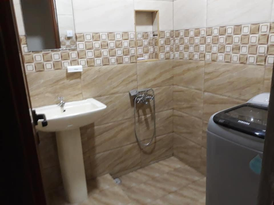 Rs Villas - Three Bedrooms Share Apartment With Private Room And Free Wifi And 100Mts To The Beach And Ac And 100Mts To Bus Stop And Pool Flic en Flac Exterior foto
