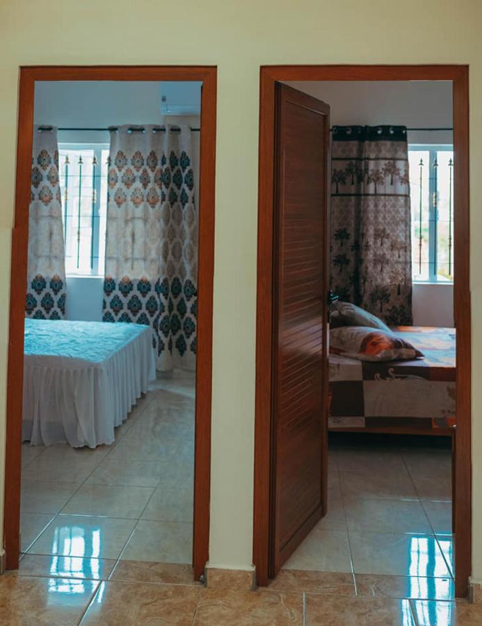 Rs Villas - Three Bedrooms Share Apartment With Private Room And Free Wifi And 100Mts To The Beach And Ac And 100Mts To Bus Stop And Pool Flic en Flac Exterior foto