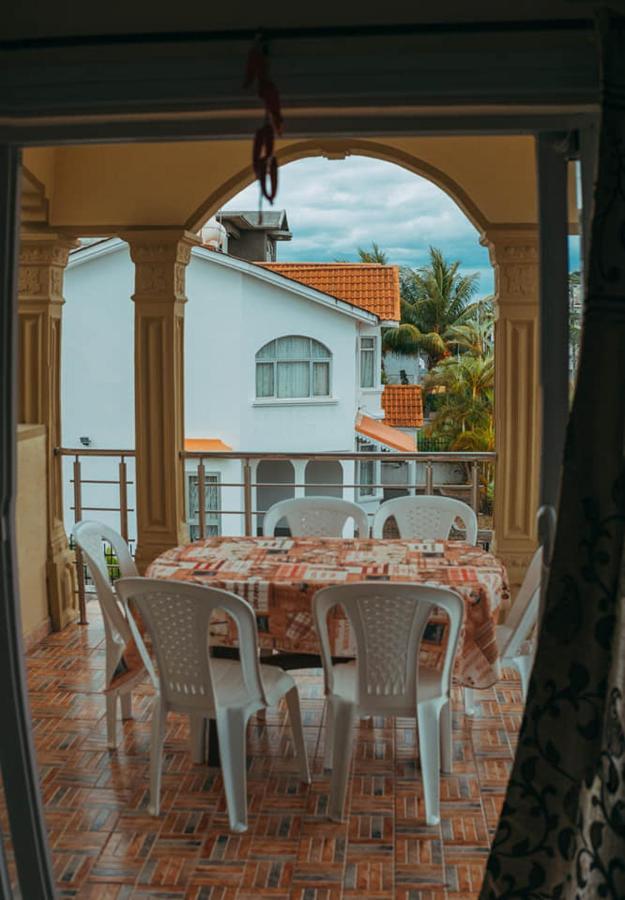 Rs Villas - Three Bedrooms Share Apartment With Private Room And Free Wifi And 100Mts To The Beach And Ac And 100Mts To Bus Stop And Pool Flic en Flac Exterior foto