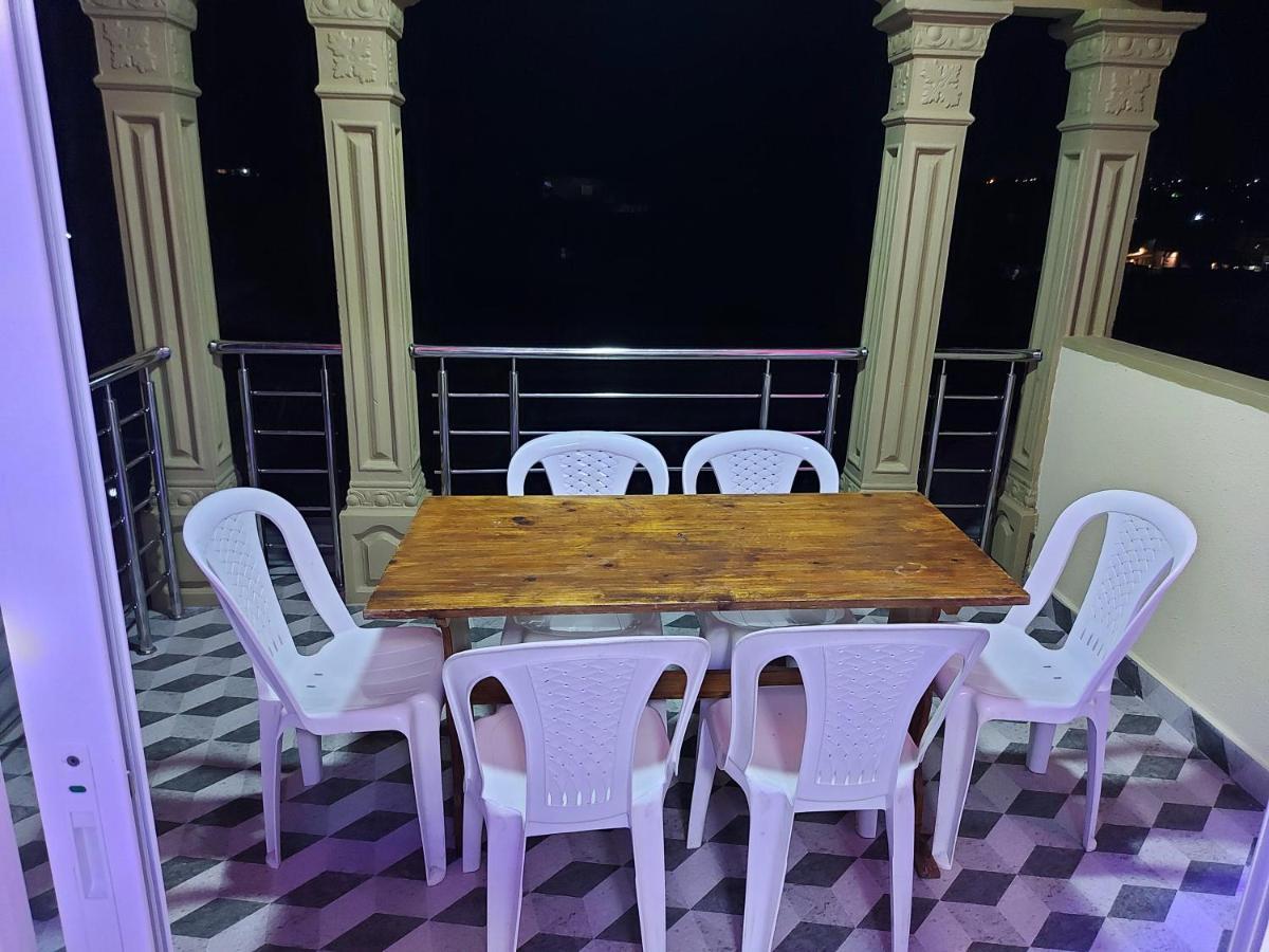 Rs Villas - Three Bedrooms Share Apartment With Private Room And Free Wifi And 100Mts To The Beach And Ac And 100Mts To Bus Stop And Pool Flic en Flac Exterior foto